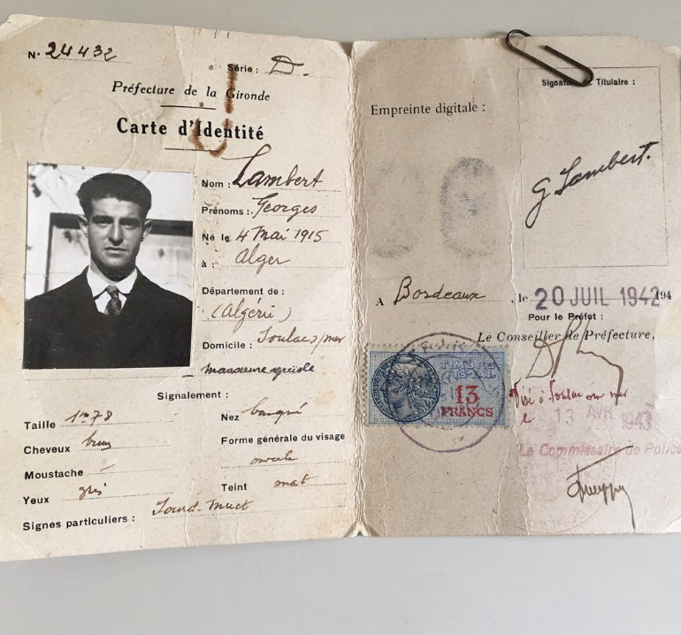 Arthur's Carte d'Identité — full spread